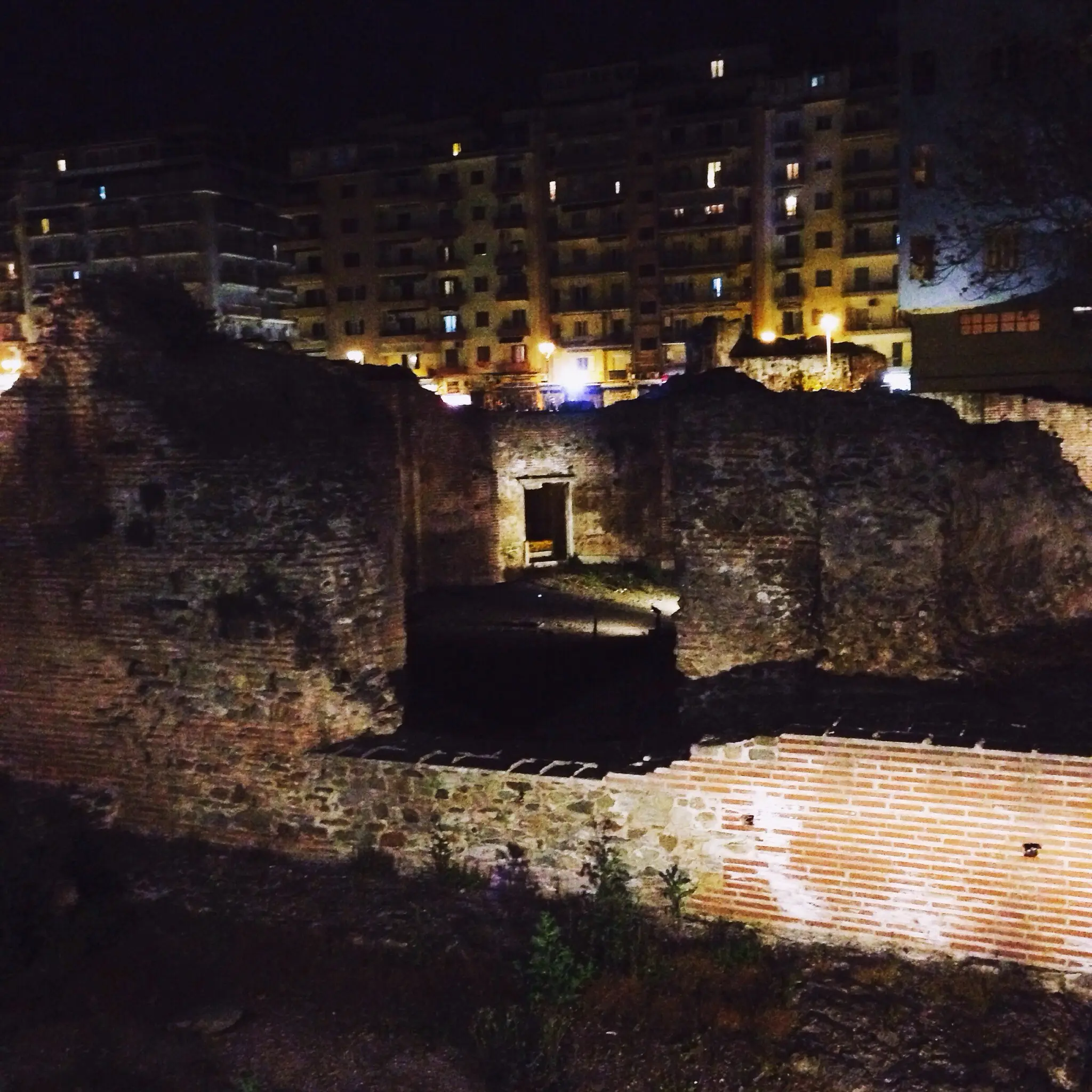 Ansicht eines Gebäudes bei Nacht