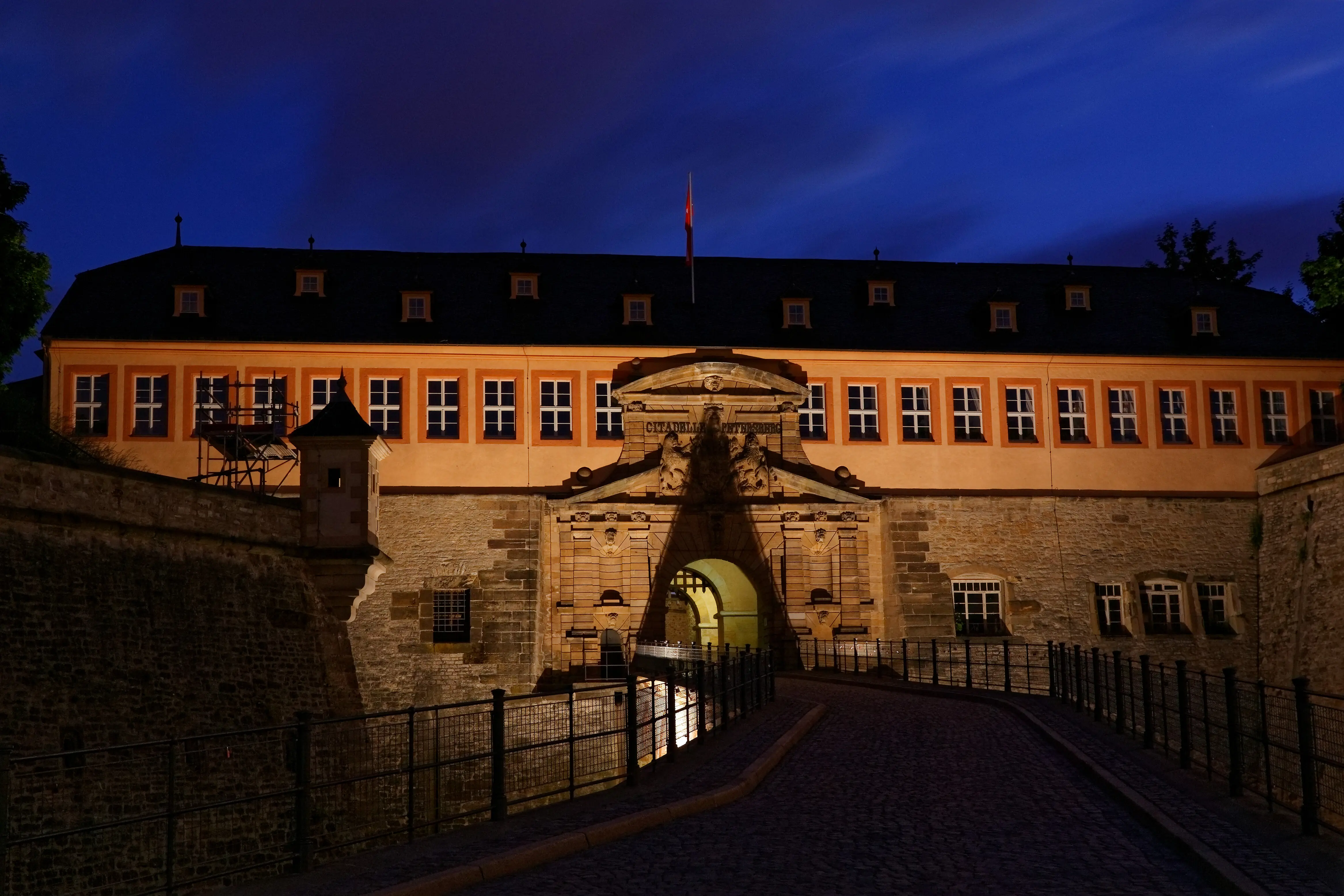 Ein altes Gebäude in einer Stadt bei Nacht.