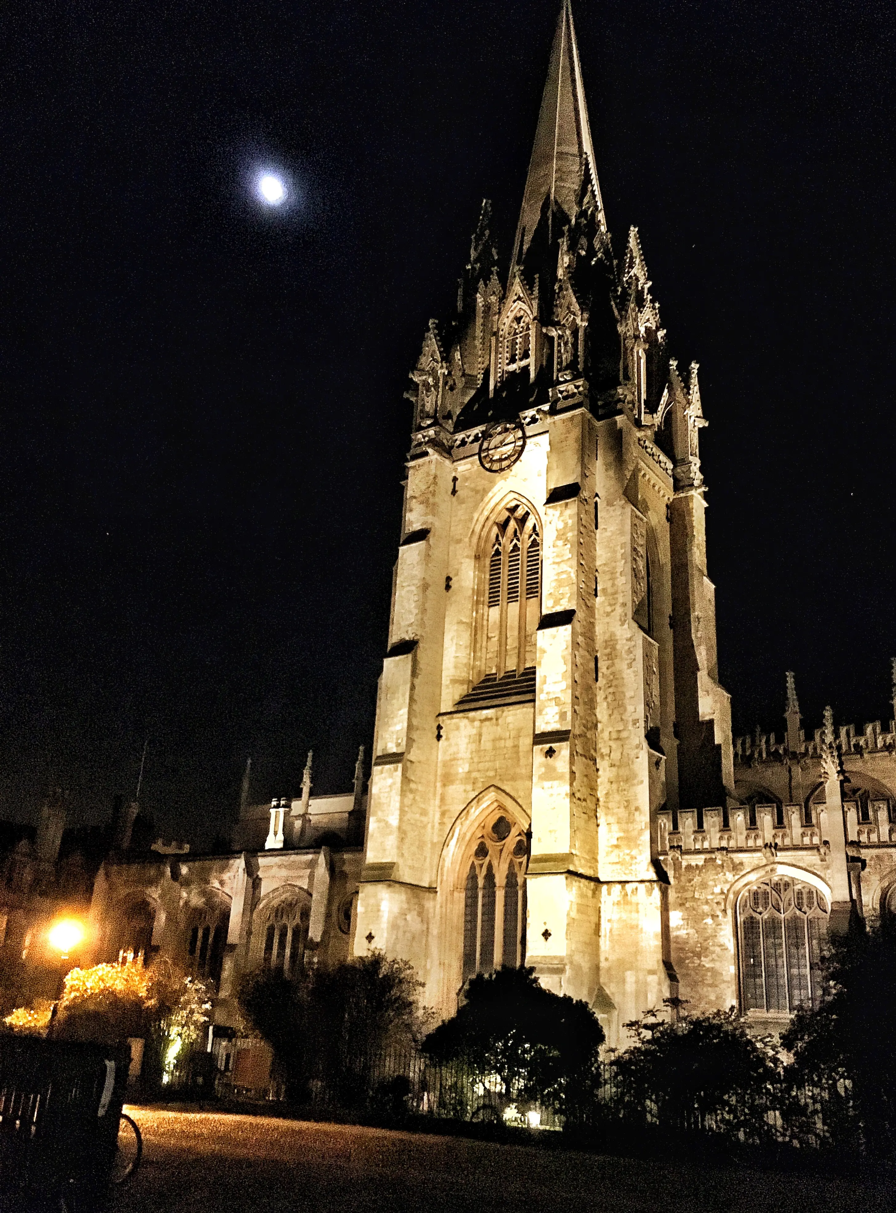 Blick aus der Froschperspektive auf eine Kirche vor dem Himmel
