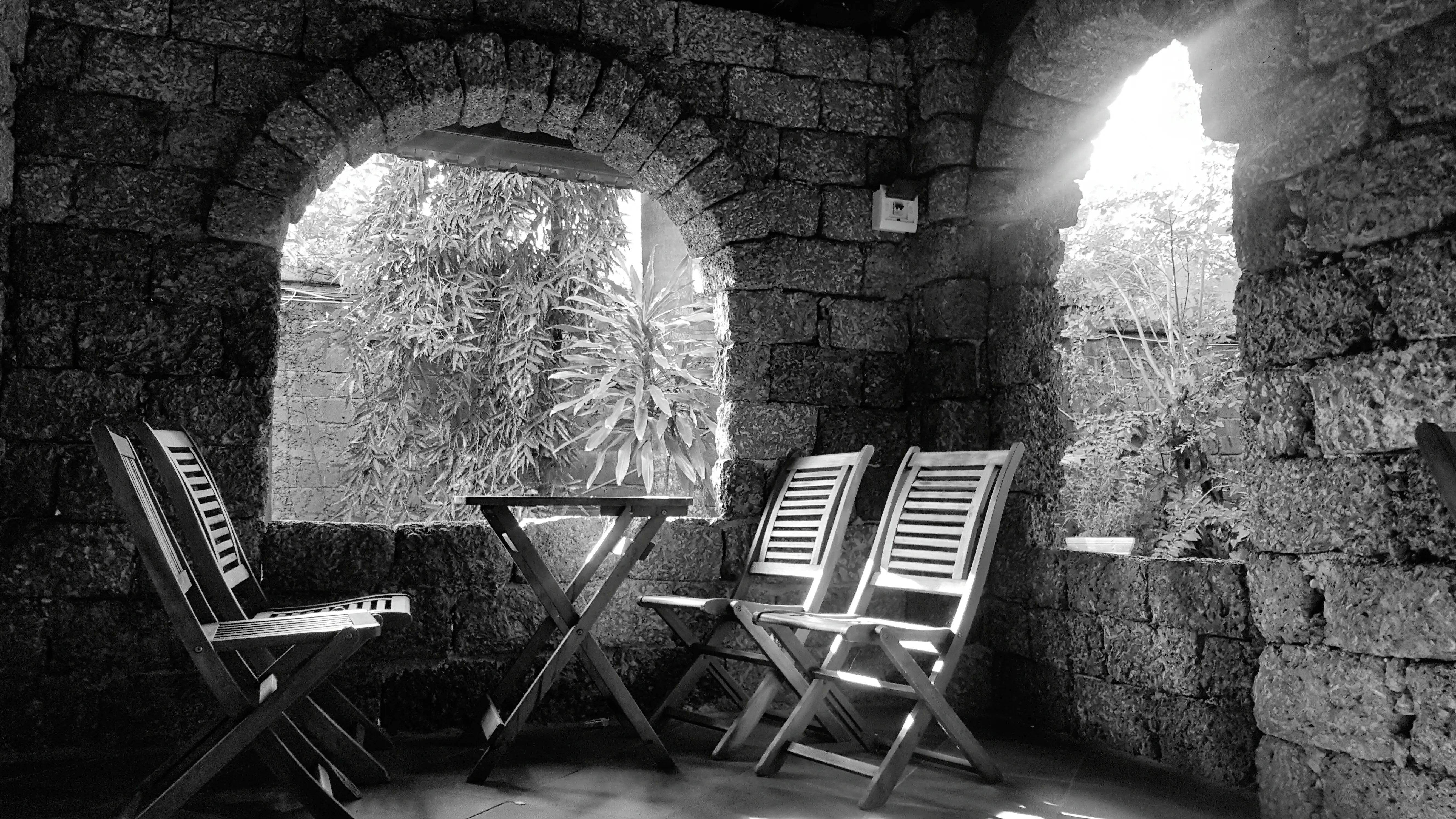 Leere Stühle und ein Tisch